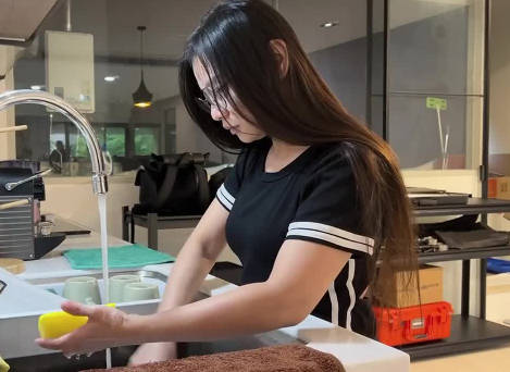 上门讨债没钱还只好用老婆的身体抵利息 上门讨债没钱还只好用老婆的身体抵利息